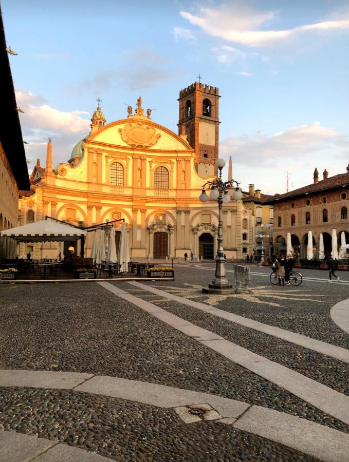 Emma Home Adiacente Alla Piazza Ducale Vigevano Exterior foto